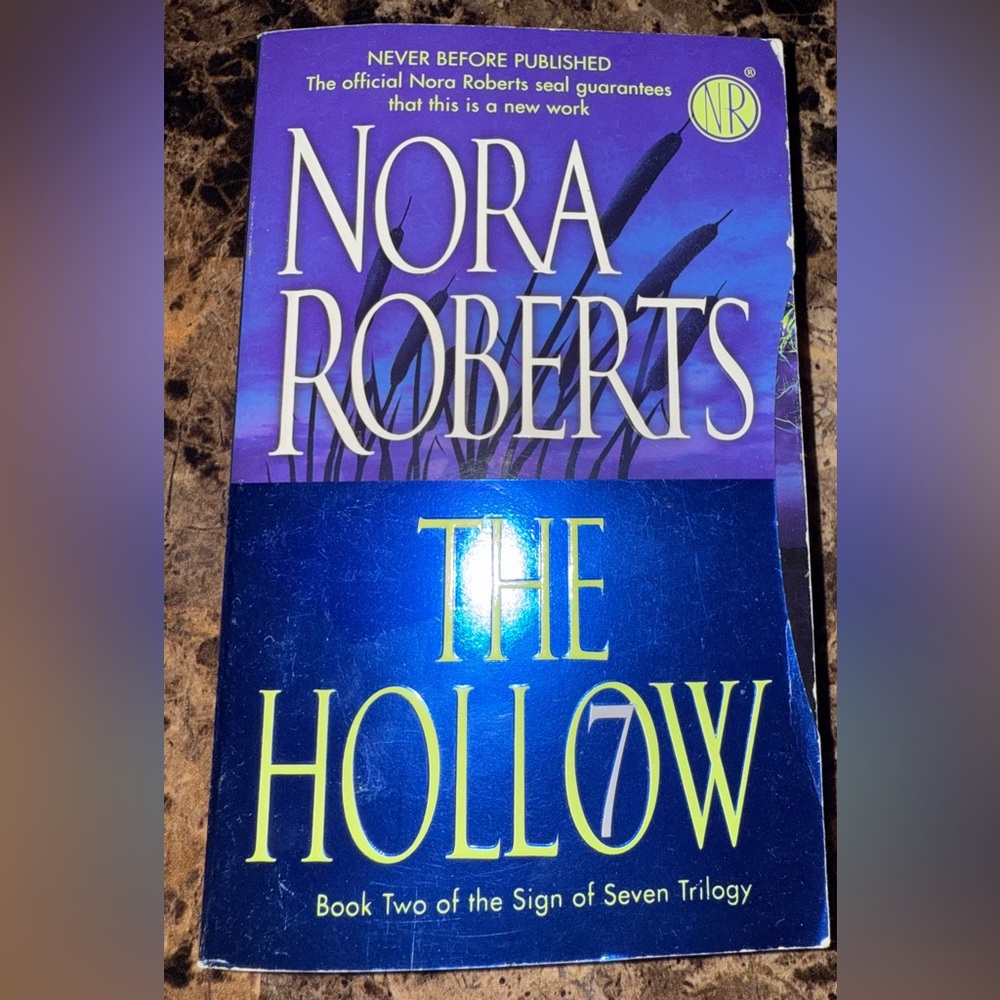 Nora Roberts 'The Hollow' Book